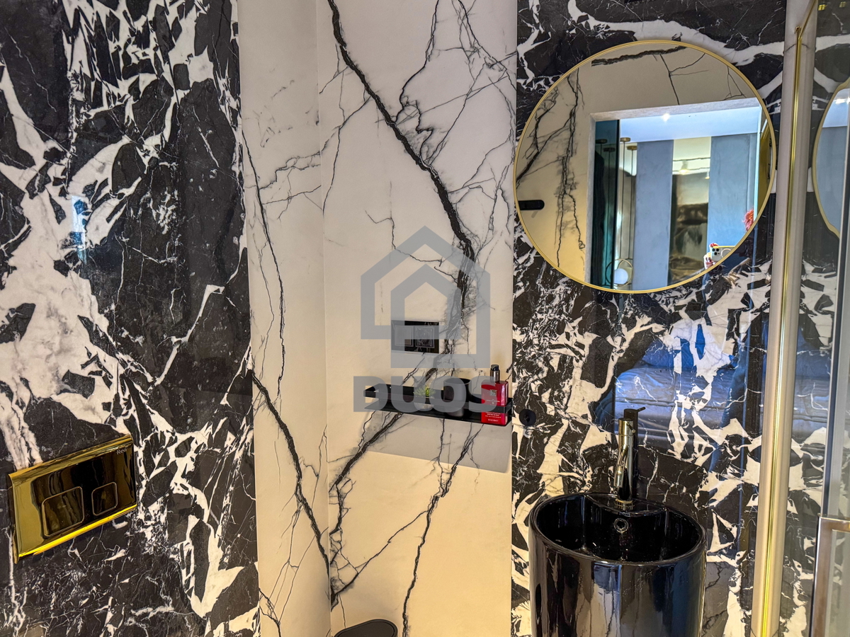 Čudovito stanovanje na vrhu stavbe s strešno teraso tik ob morju