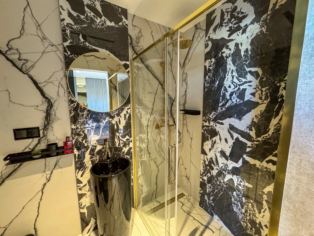 Čudovito stanovanje na vrhu stavbe s strešno teraso tik ob morju