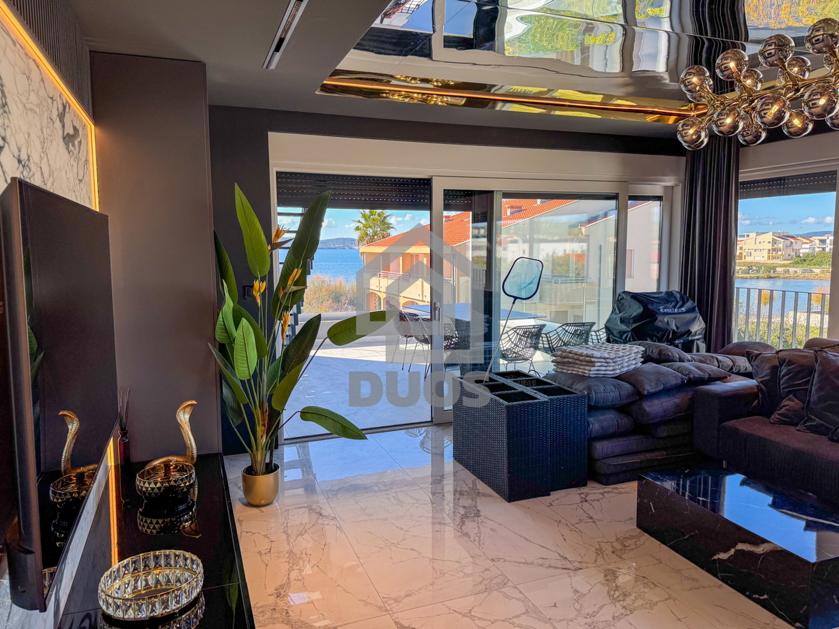 Čudovito stanovanje na vrhu stavbe s strešno teraso tik ob morju