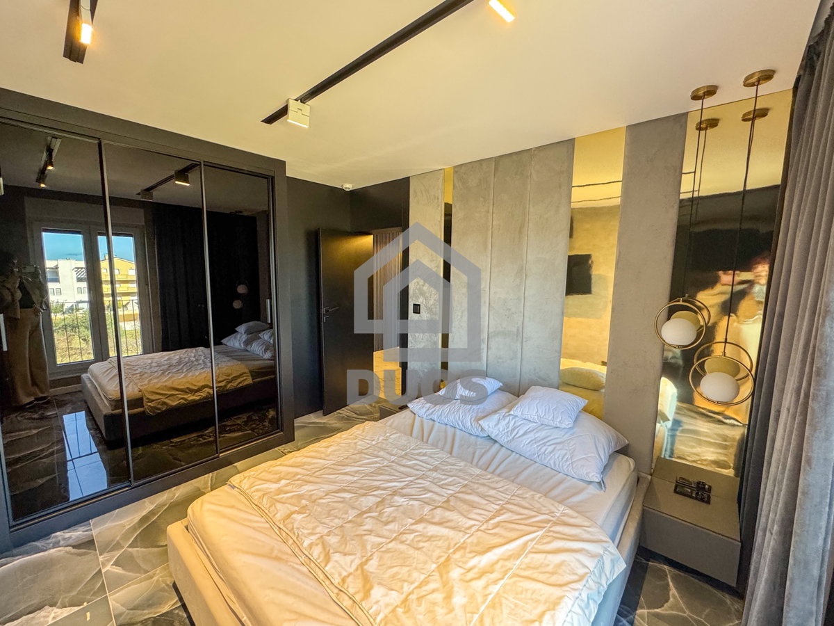 Čudovito stanovanje na vrhu stavbe s strešno teraso tik ob morju