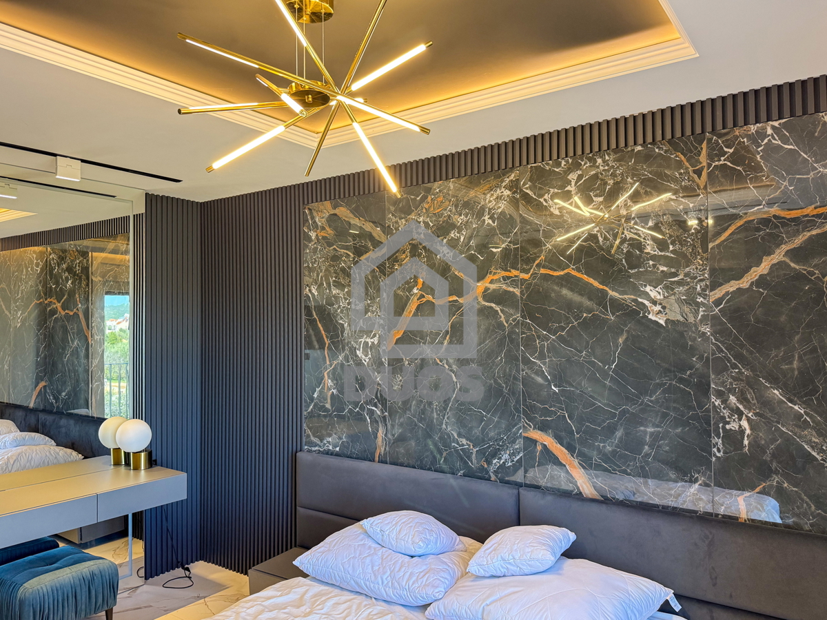 Čudovito stanovanje na vrhu stavbe s strešno teraso tik ob morju