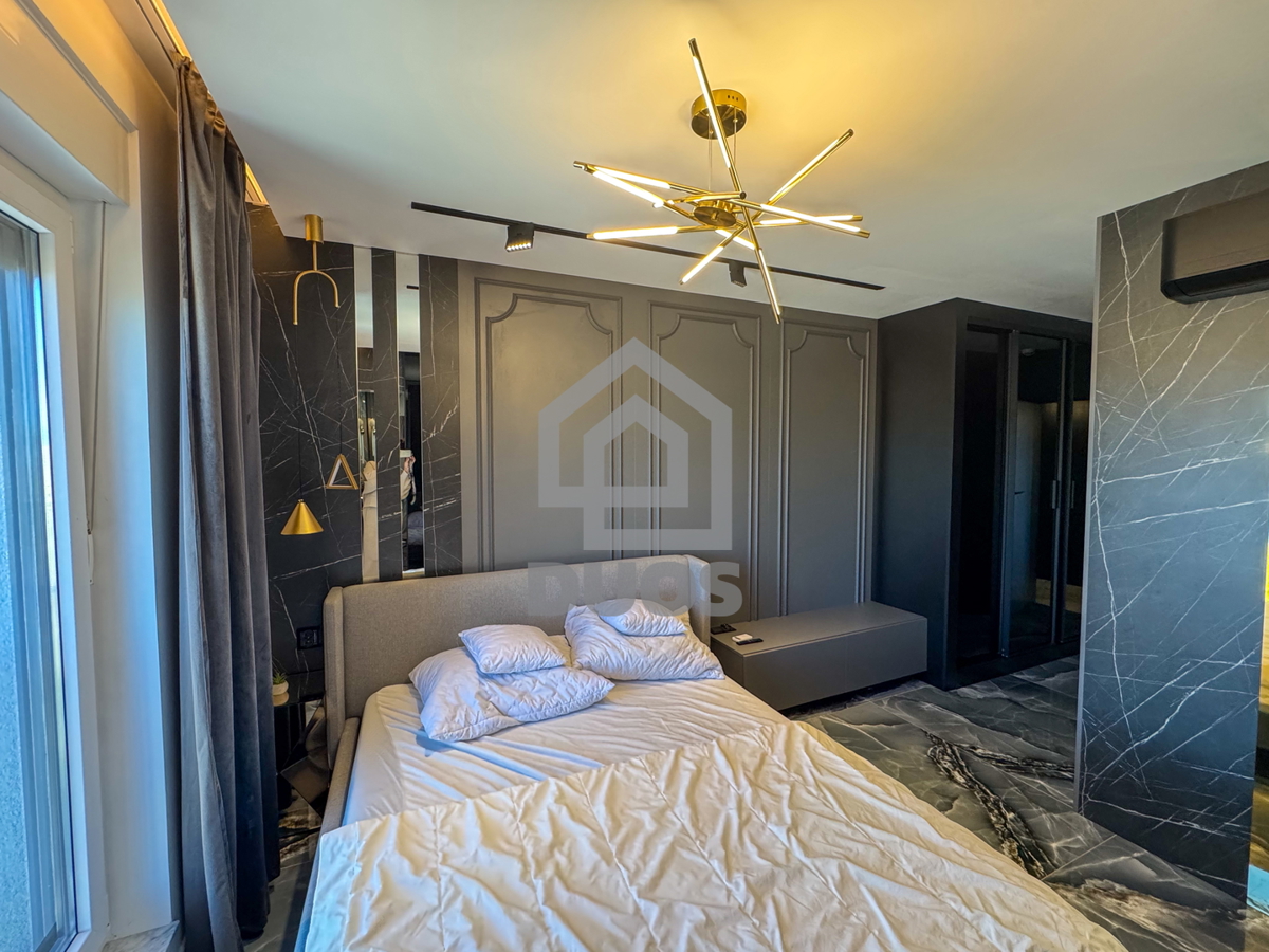 Čudovito stanovanje na vrhu stavbe s strešno teraso tik ob morju