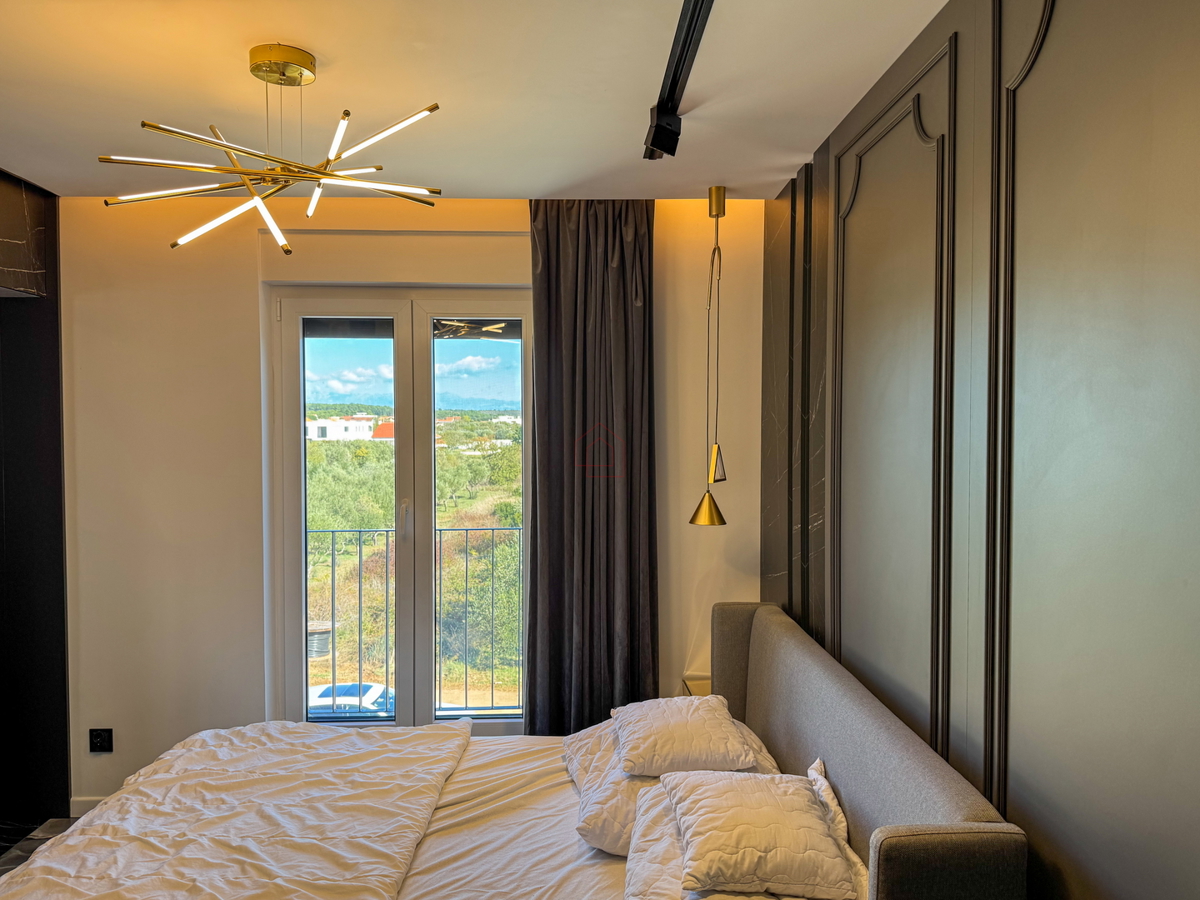 Čudovito stanovanje na vrhu stavbe s strešno teraso tik ob morju