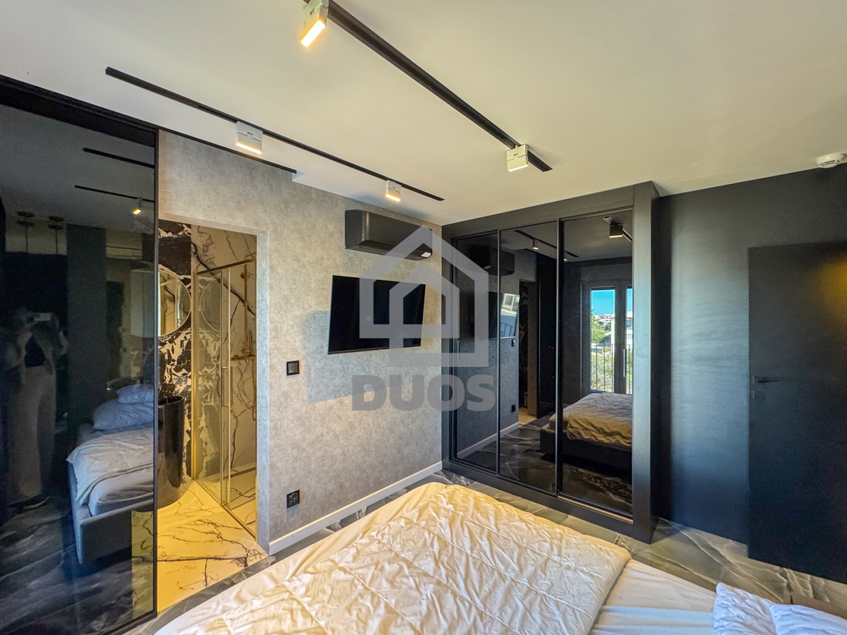 Čudovito stanovanje na vrhu stavbe s strešno teraso tik ob morju