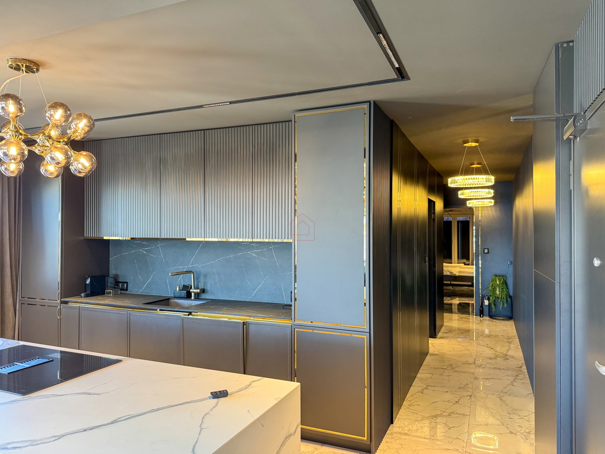 Čudovito stanovanje na vrhu stavbe s strešno teraso tik ob morju