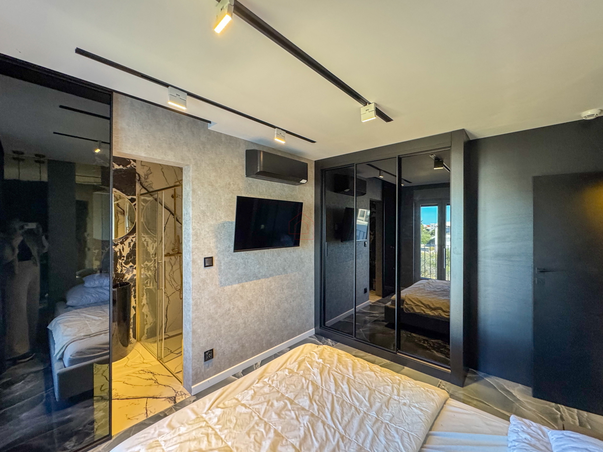 Čudovito stanovanje na vrhu stavbe s strešno teraso tik ob morju