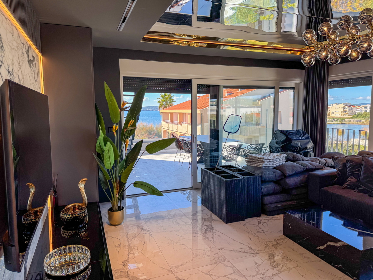 Čudovito stanovanje na vrhu stavbe s strešno teraso tik ob morju