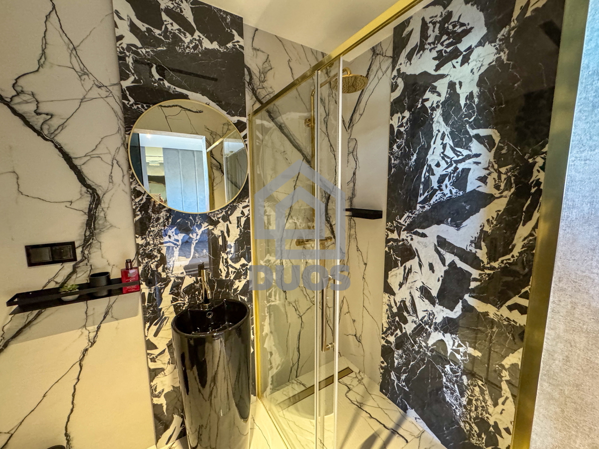 Čudovito stanovanje na vrhu stavbe s strešno teraso tik ob morju