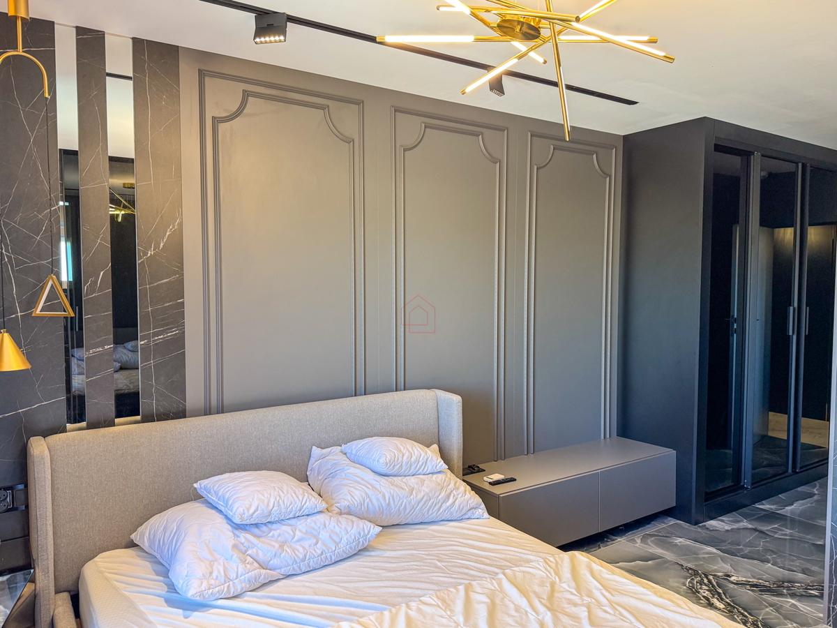 Čudovito stanovanje na vrhu stavbe s strešno teraso tik ob morju