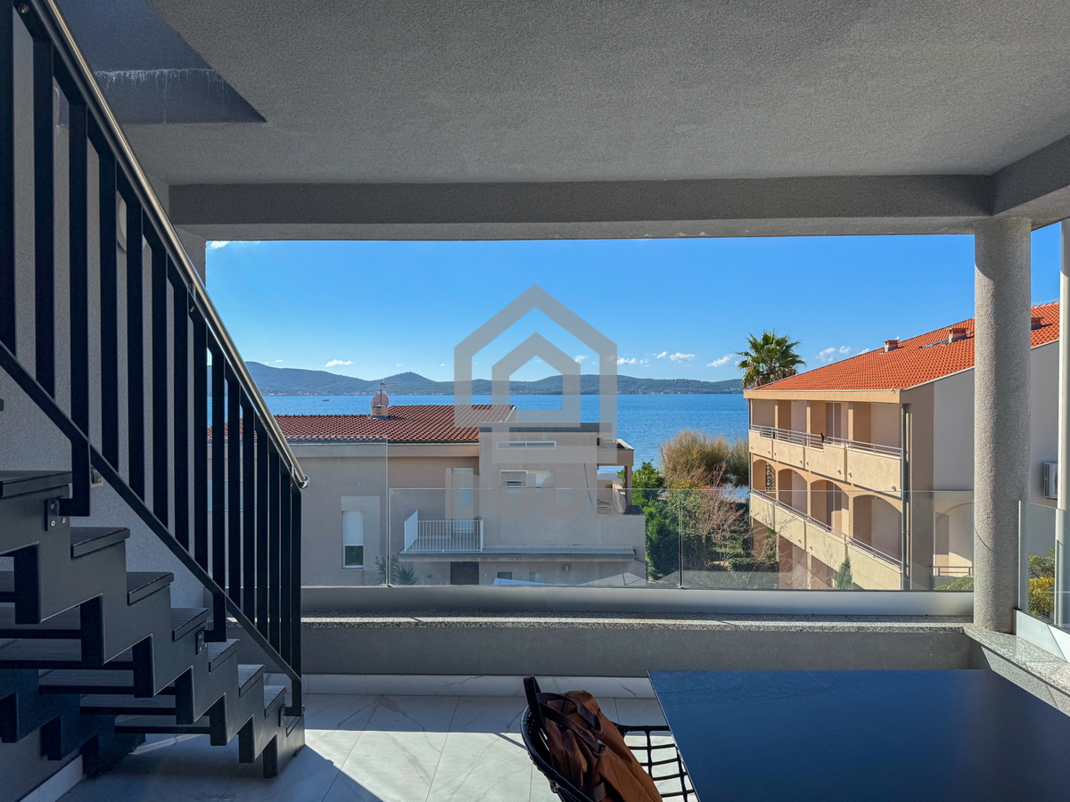 Čudovito stanovanje na vrhu stavbe s strešno teraso tik ob morju