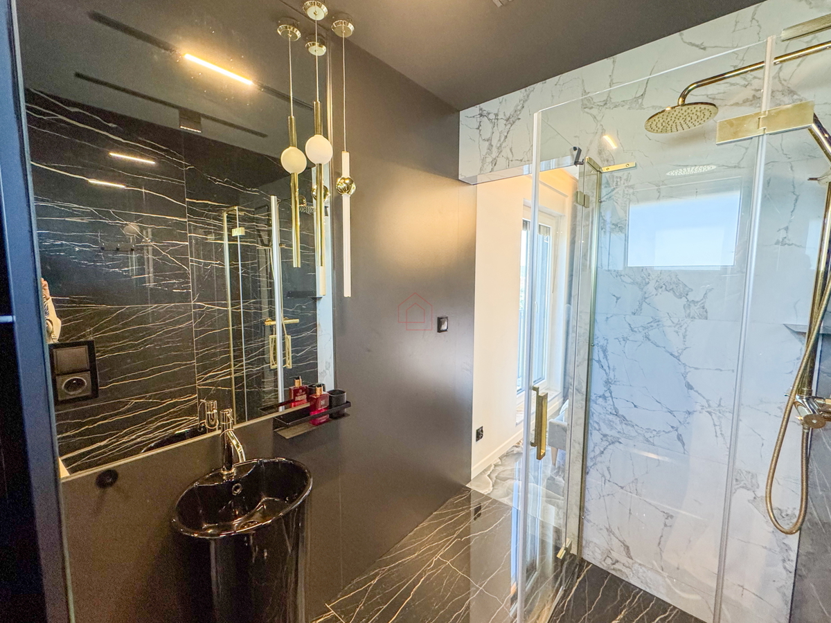 Čudovito stanovanje na vrhu stavbe s strešno teraso tik ob morju