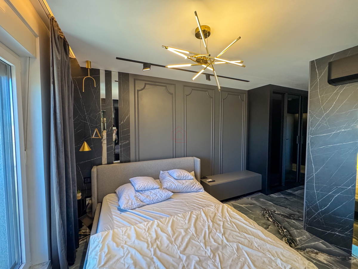 Čudovito stanovanje na vrhu stavbe s strešno teraso tik ob morju