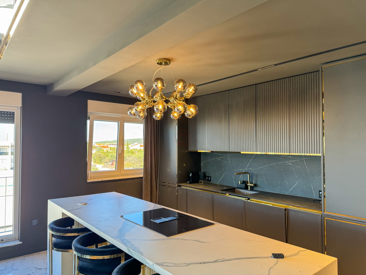 Čudovito stanovanje na vrhu stavbe s strešno teraso tik ob morju