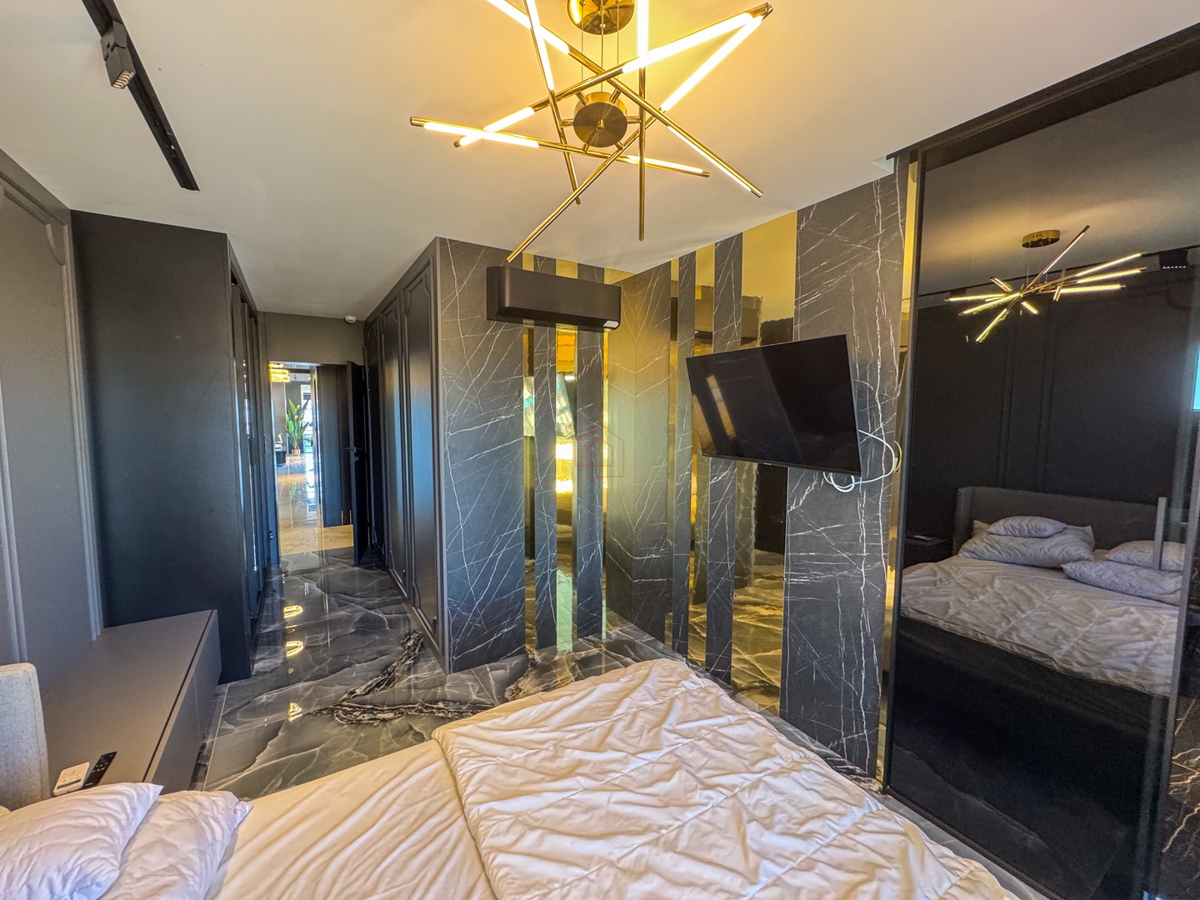 Čudovito stanovanje na vrhu stavbe s strešno teraso tik ob morju