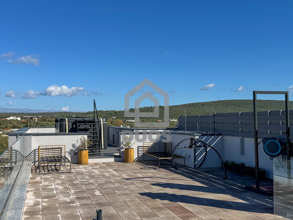 Čudovito stanovanje na vrhu stavbe s strešno teraso tik ob morju