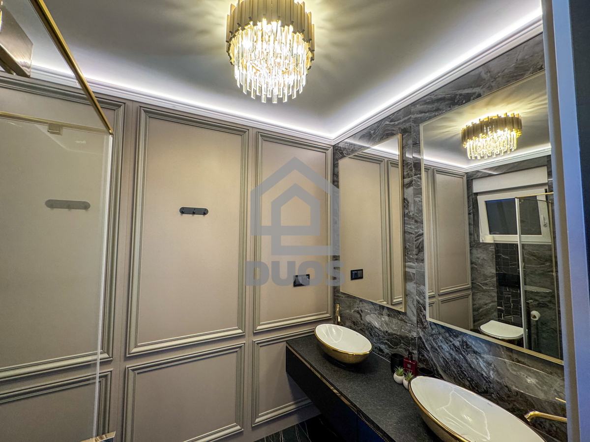 Čudovito stanovanje na vrhu stavbe s strešno teraso tik ob morju