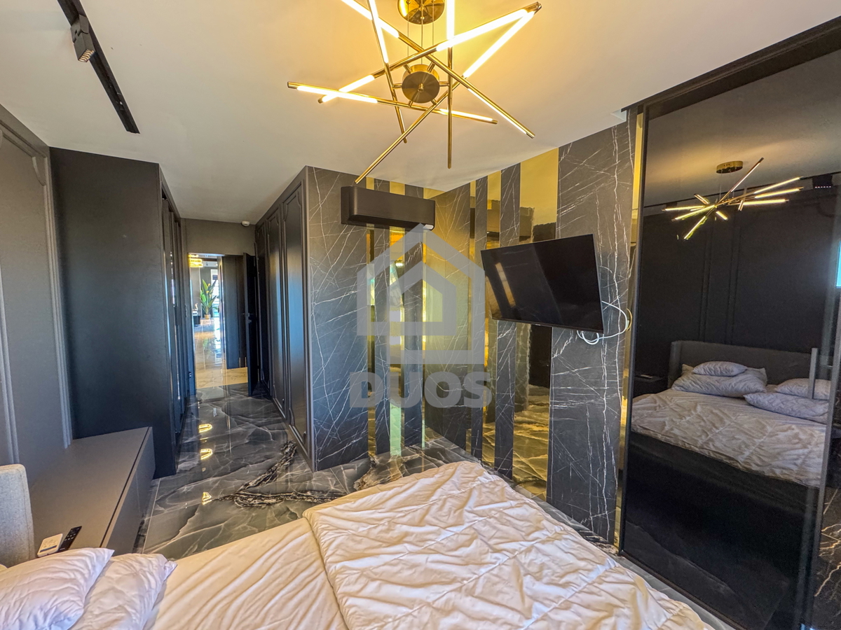 Čudovito stanovanje na vrhu stavbe s strešno teraso tik ob morju