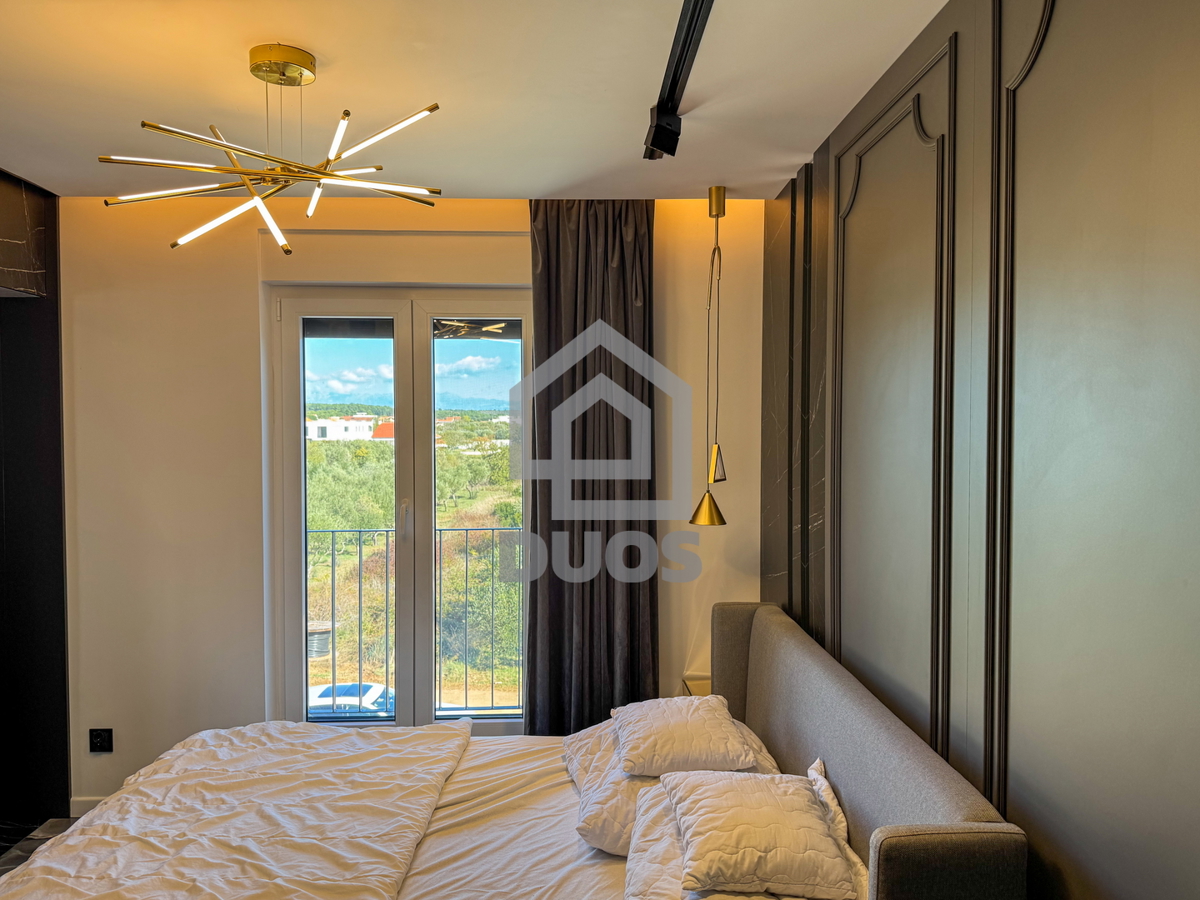 Čudovito stanovanje na vrhu stavbe s strešno teraso tik ob morju