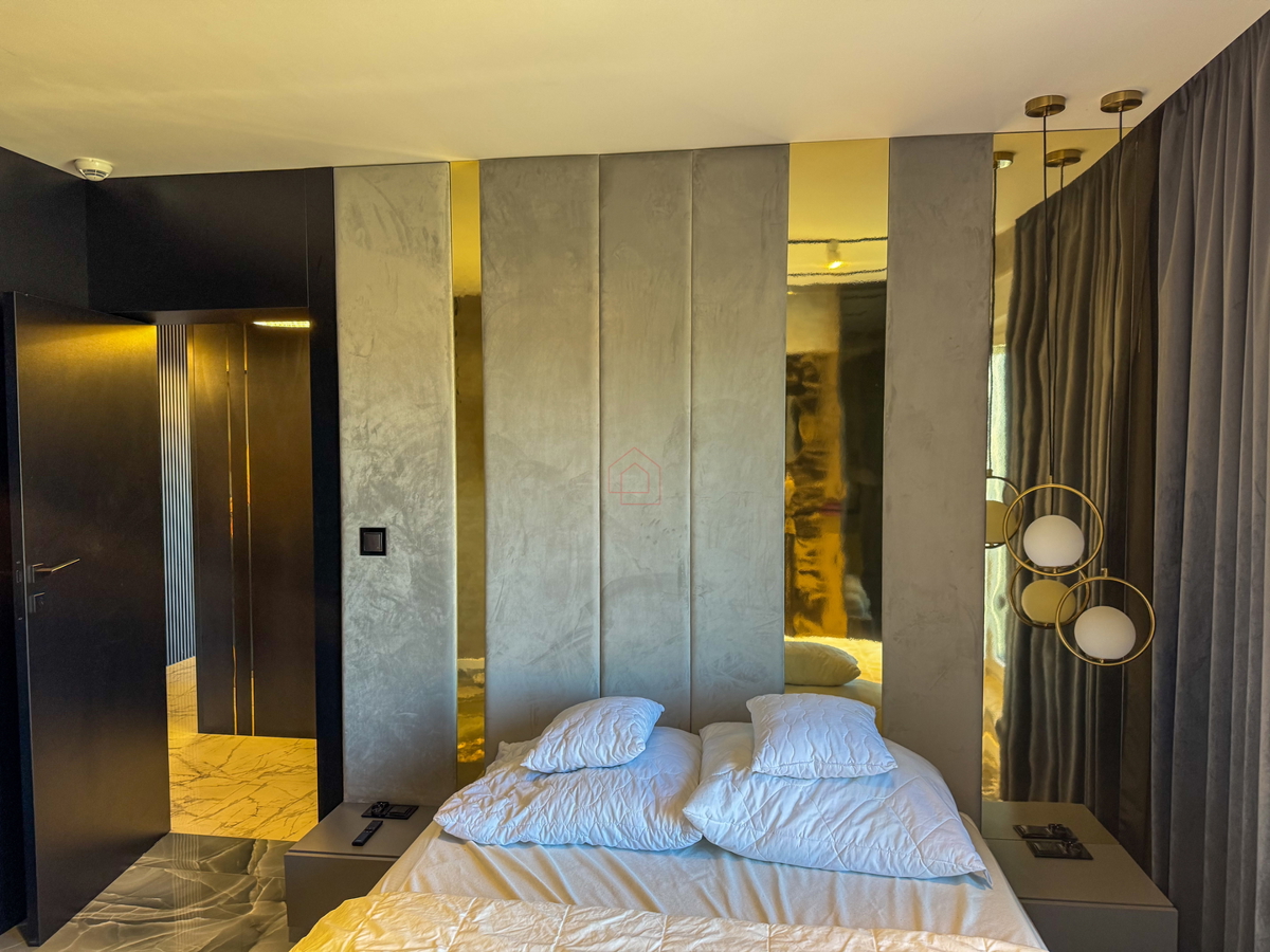 Čudovito stanovanje na vrhu stavbe s strešno teraso tik ob morju