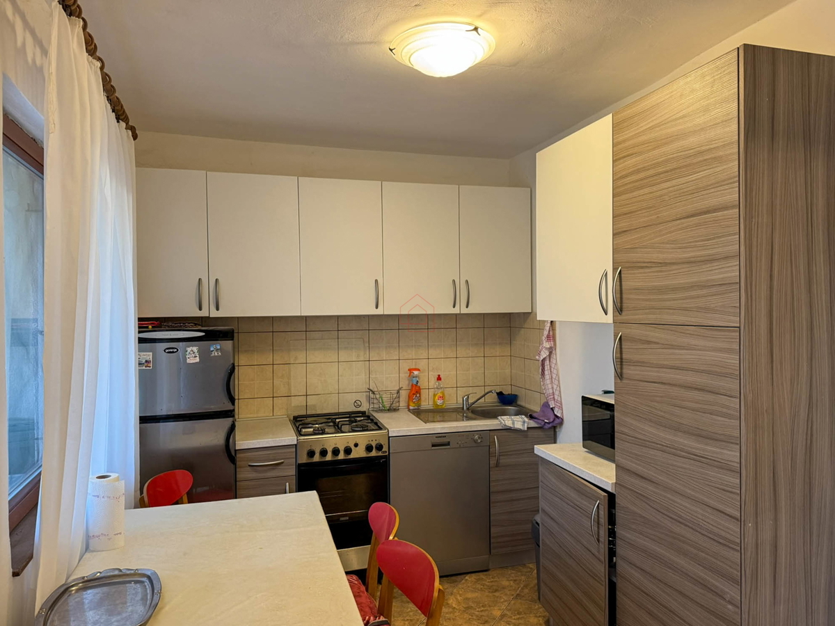 Samostojna hiša s štirimi stanovanji in zemljiščem v kraju Murter