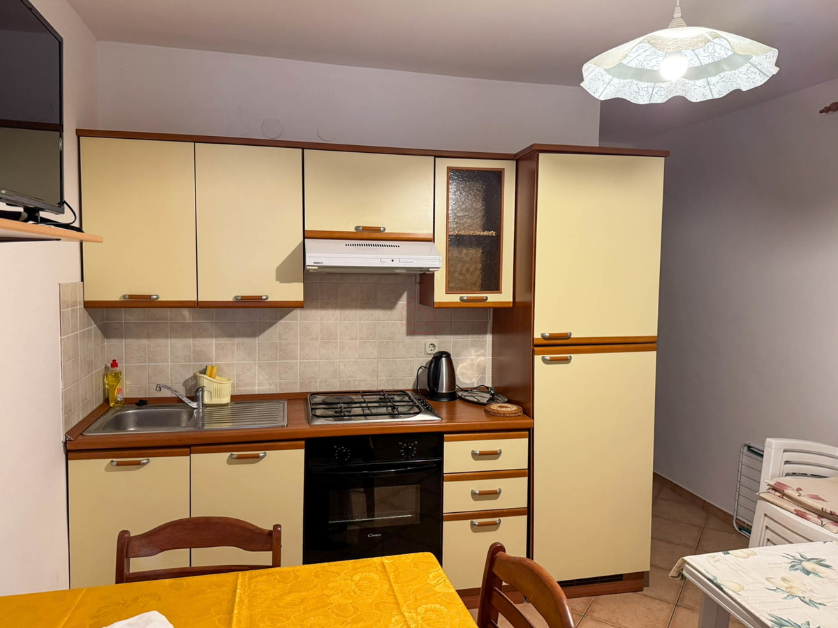 Samostojna hiša s štirimi stanovanji in zemljiščem v kraju Murter