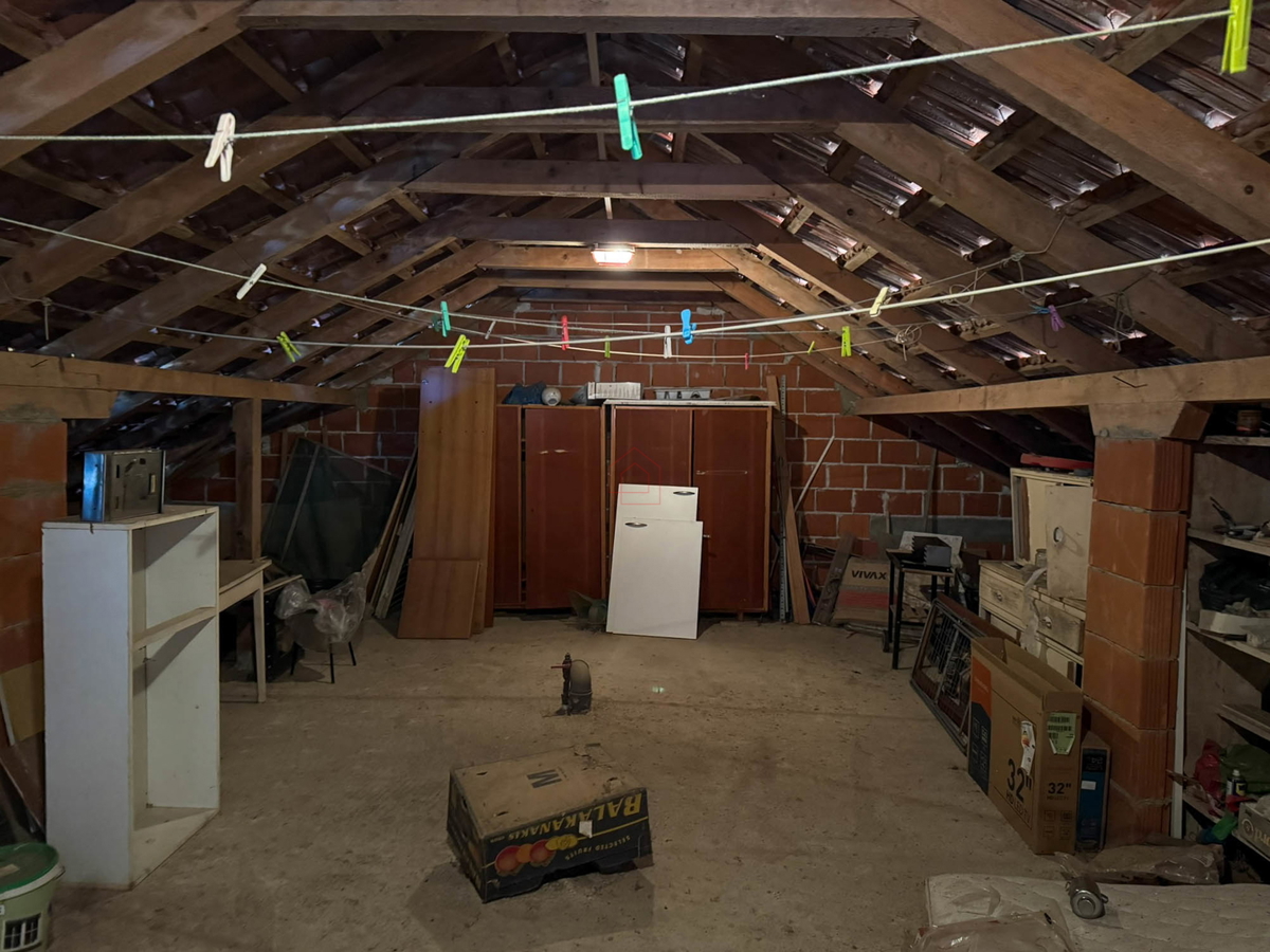 Samostojna hiša s štirimi stanovanji in zemljiščem v kraju Murter