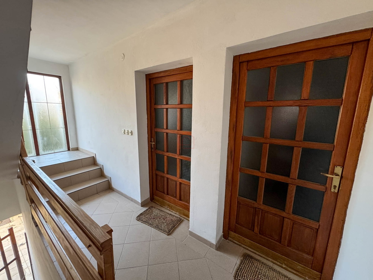 Samostojna hiša s štirimi stanovanji in zemljiščem v kraju Murter