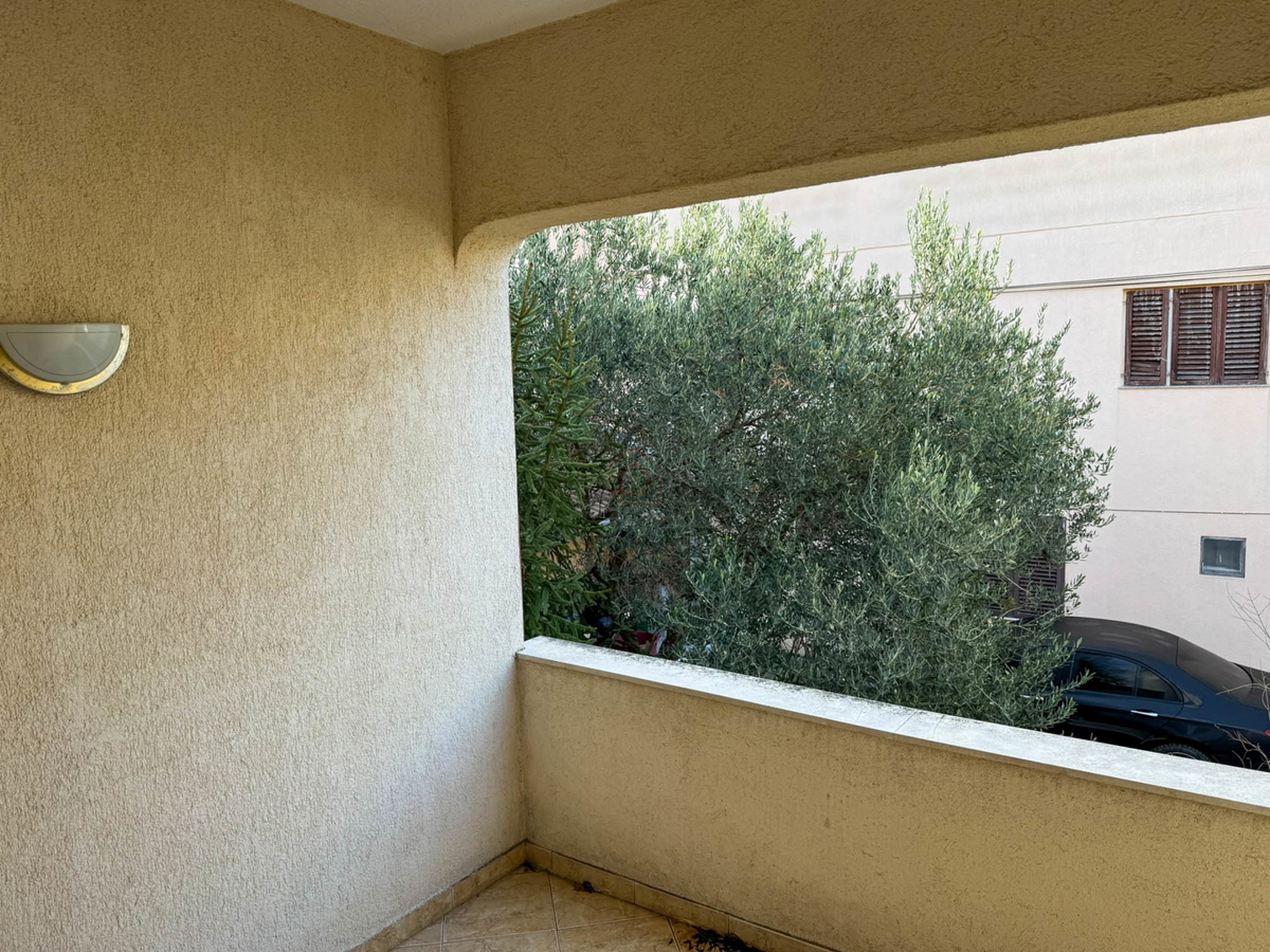 Samostojna hiša s štirimi stanovanji in zemljiščem v kraju Murter