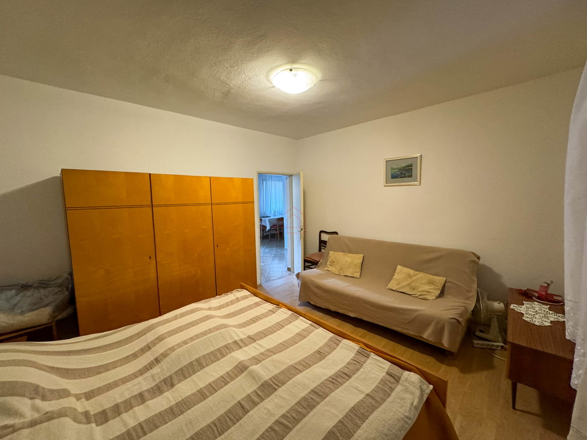 Samostojna hiša s štirimi stanovanji in zemljiščem v kraju Murter