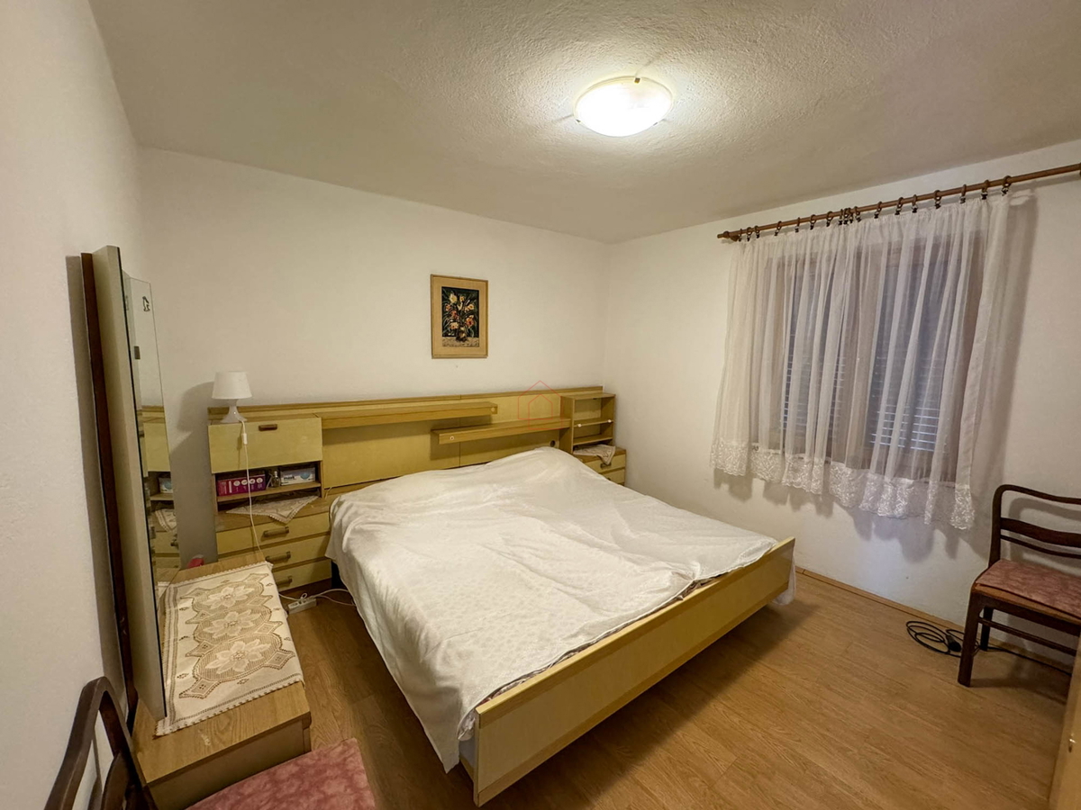 Samostojna hiša s štirimi stanovanji in zemljiščem v kraju Murter