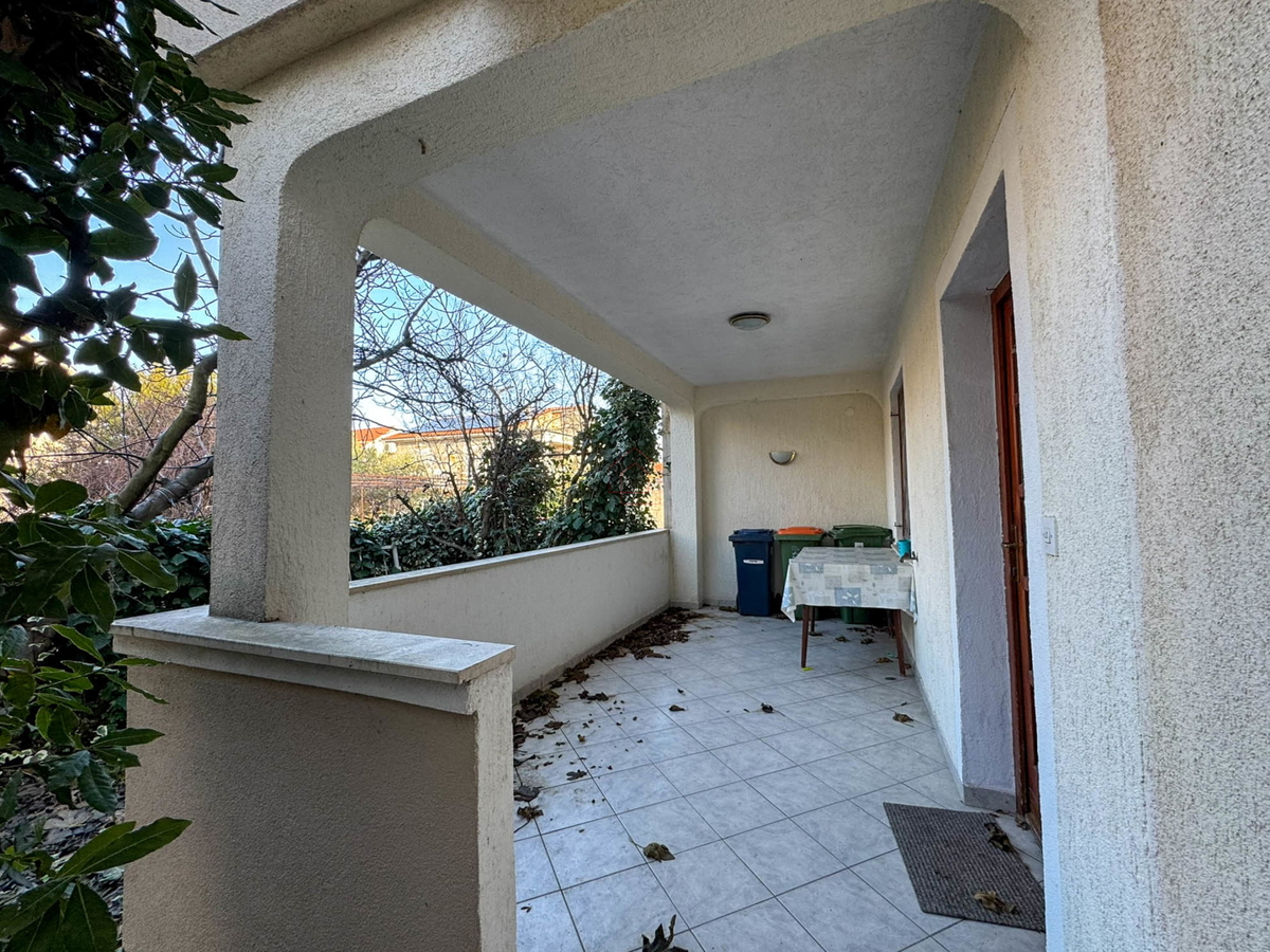 Samostojna hiša s štirimi stanovanji in zemljiščem v kraju Murter