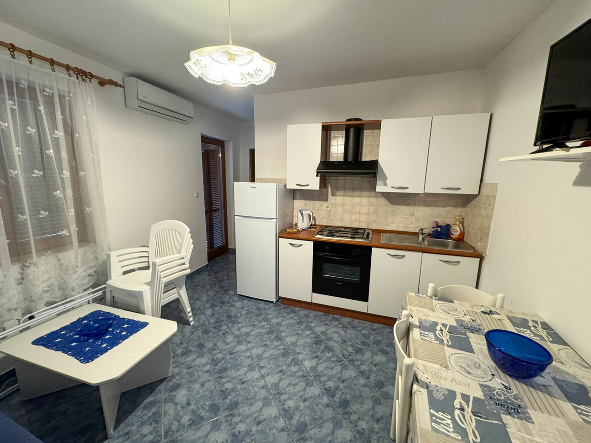 Samostojna hiša s štirimi stanovanji in zemljiščem v kraju Murter