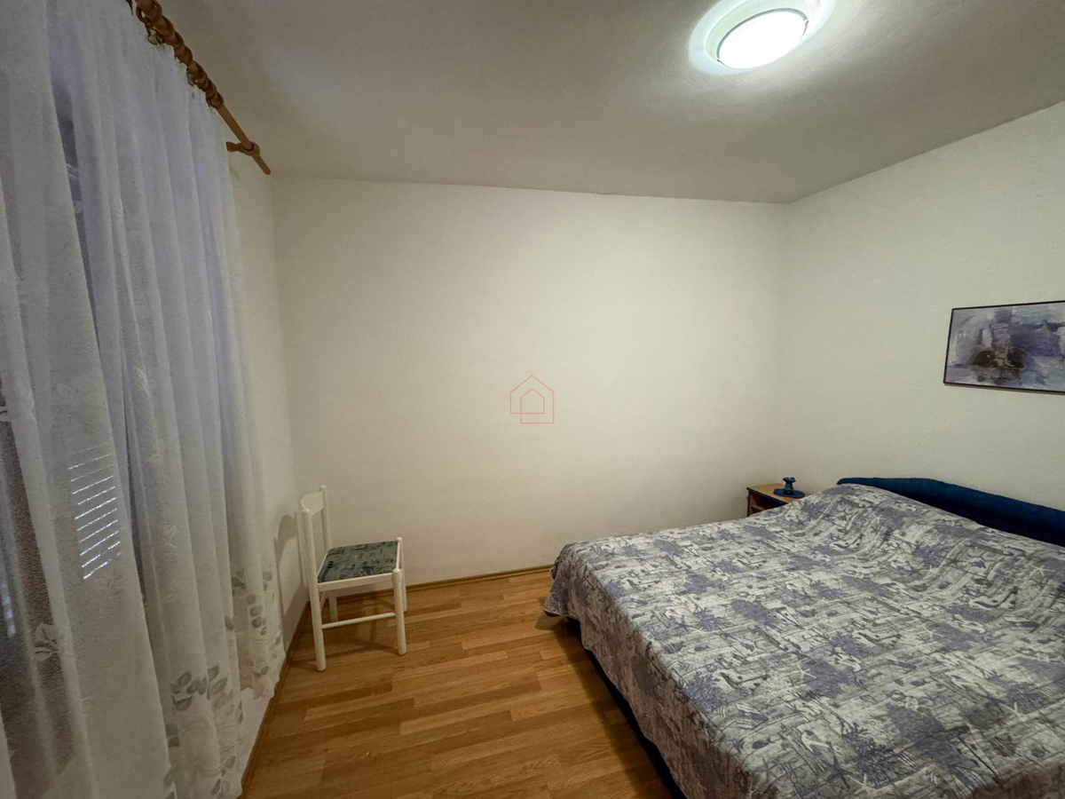 Samostojna hiša s štirimi stanovanji in zemljiščem v kraju Murter