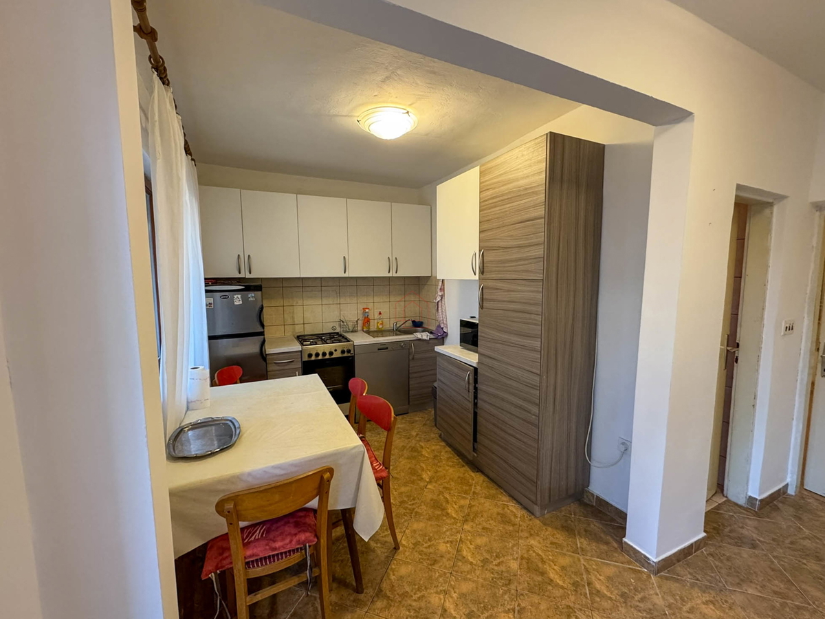 Samostojna hiša s štirimi stanovanji in zemljiščem v kraju Murter