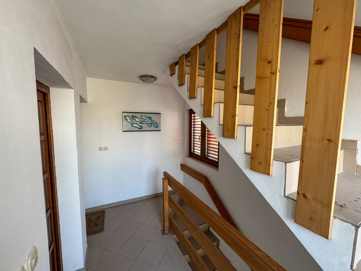 Samostojna hiša s štirimi stanovanji in zemljiščem v kraju Murter