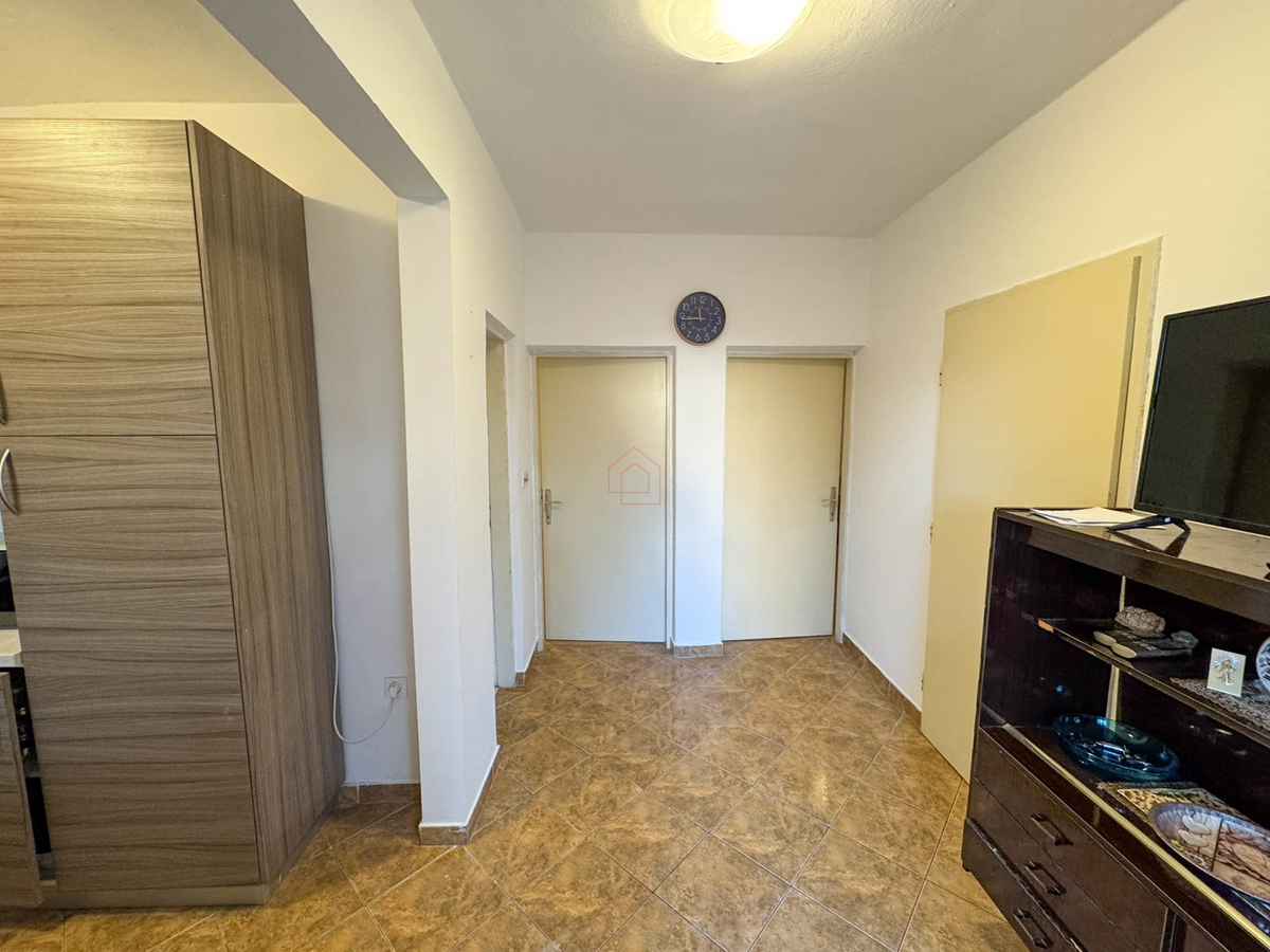 Samostojna hiša s štirimi stanovanji in zemljiščem v kraju Murter