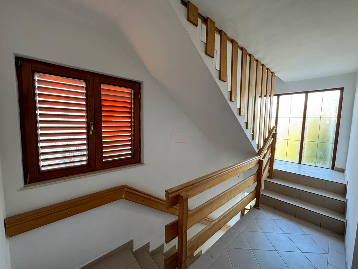 Samostojna hiša s štirimi stanovanji in zemljiščem v kraju Murter