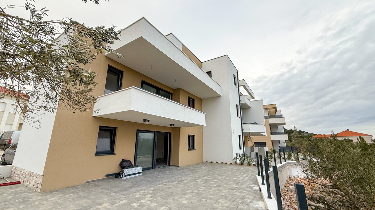 Stan v pritličju zgradbe z dvema spalnicama in dvema parkirnima mestoma