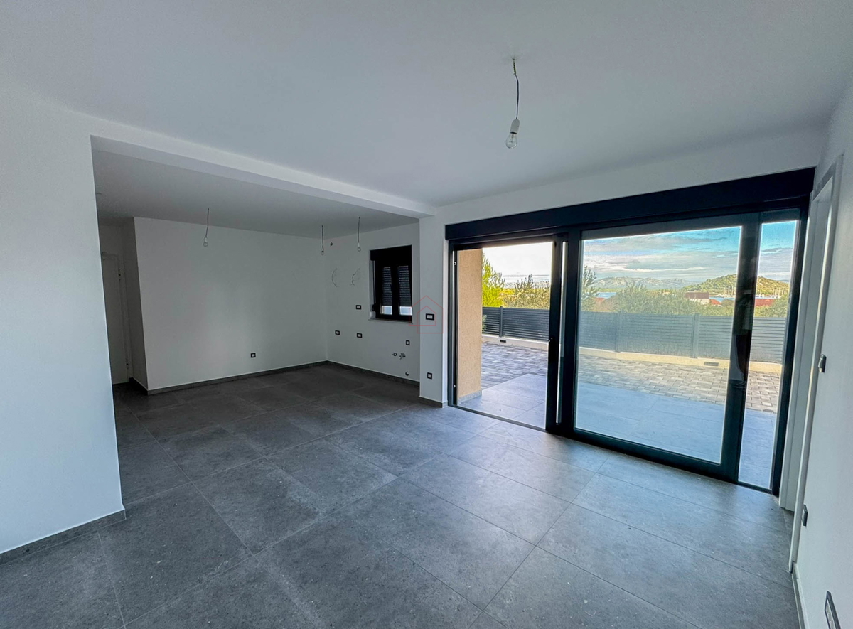 Stan v pritličju zgradbe z dvema spalnicama in dvema parkirnima mestoma