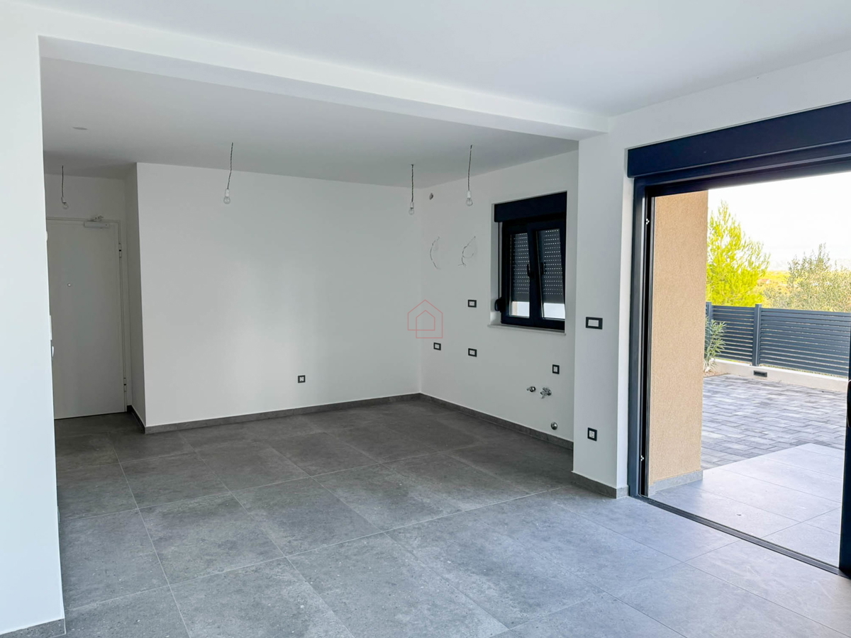 Stan v pritličju zgradbe z dvema spalnicama in dvema parkirnima mestoma