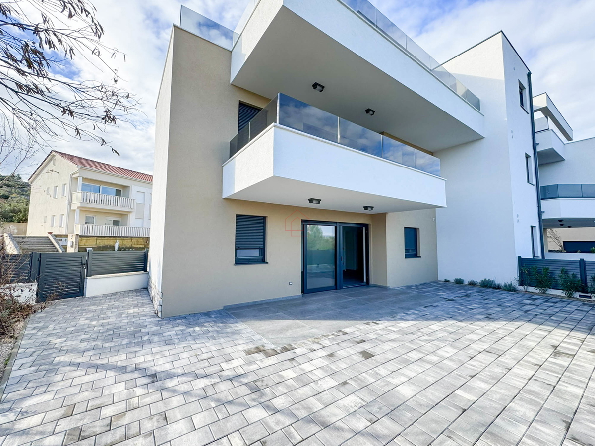 Stan v pritličju zgradbe z dvema spalnicama in dvema parkirnima mestoma