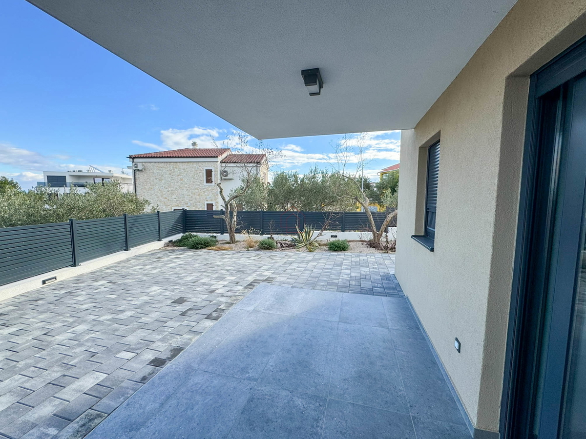 Stan v pritličju zgradbe z dvema spalnicama in dvema parkirnima mestoma