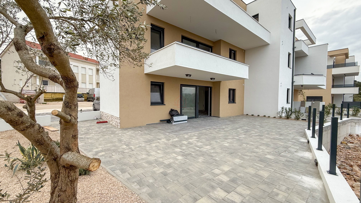 Stan v pritličju zgradbe z dvema spalnicama in dvema parkirnima mestoma