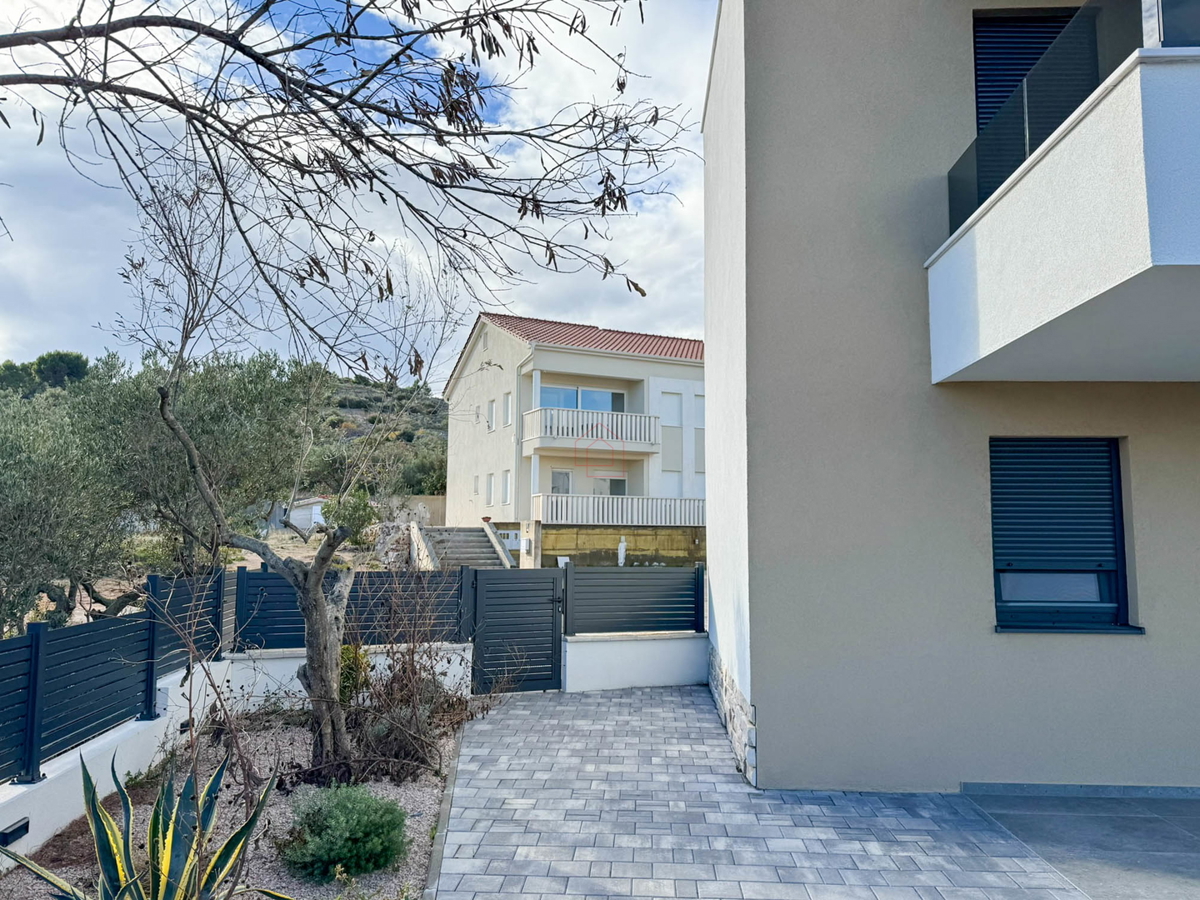 Stan v pritličju zgradbe z dvema spalnicama in dvema parkirnima mestoma