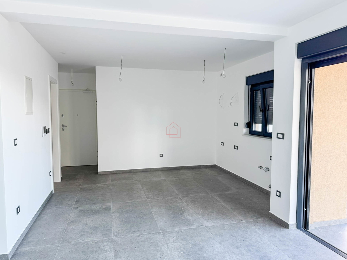 Stan v pritličju zgradbe z dvema spalnicama in dvema parkirnima mestoma