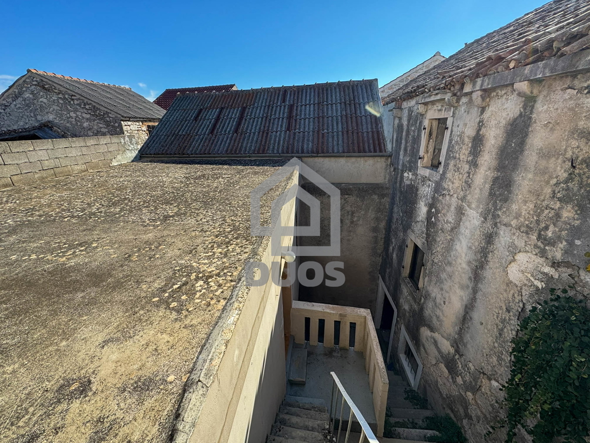 Kamnita hiša v nizu za obnovo