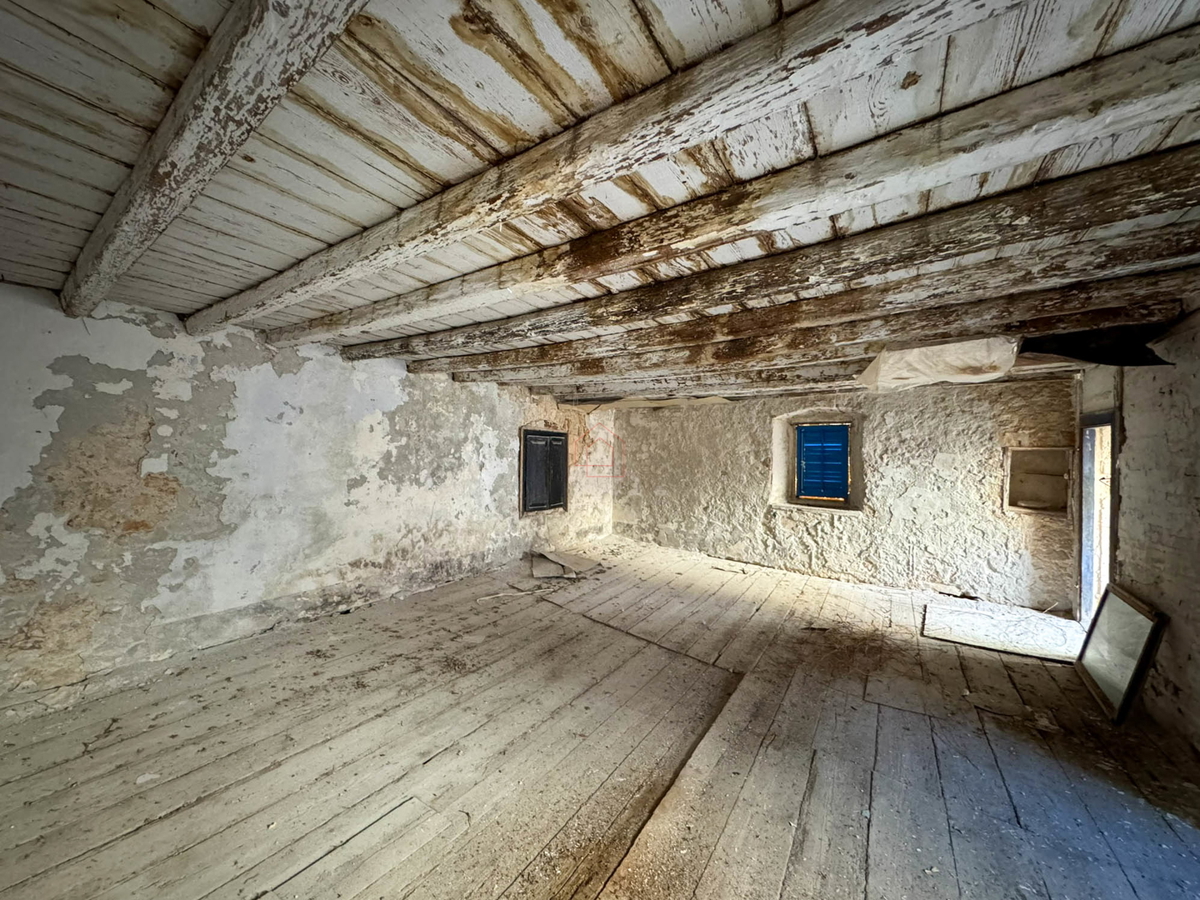 Kamnita hiša v nizu za obnovo