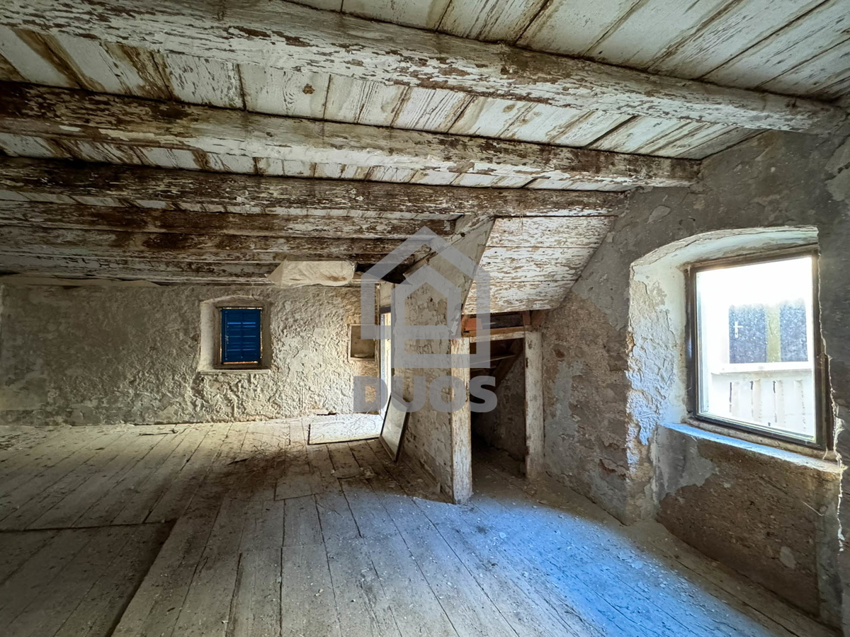 Kamnita hiša v nizu za obnovo