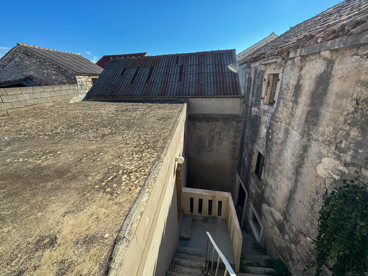 Kamnita hiša v nizu za obnovo