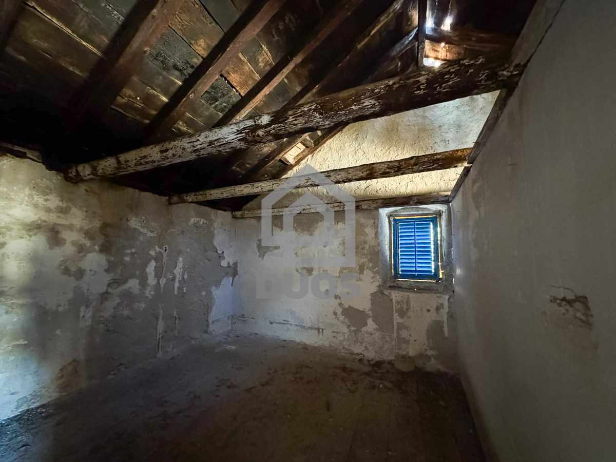 Kamnita hiša v nizu za obnovo